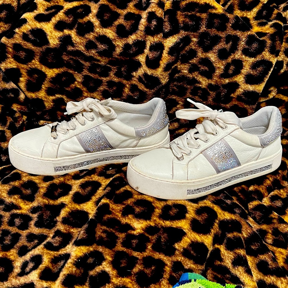 Flat sneakers